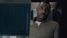 Idris Elba in Hijack 1x02