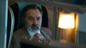 Nasser Memarzia in Hijack 1x04
