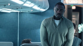 Idris Elba in Hijack 1x04