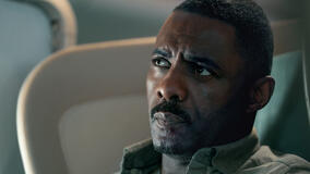 Idris Elba in Hijack 1x05