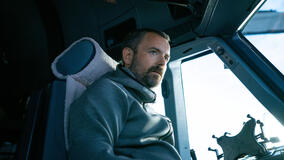 Neil Maskell in Hijack 1x06