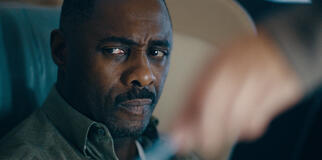 Idris Elba in Hijack 1x06