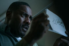Idris Elba in Hijack 1x07