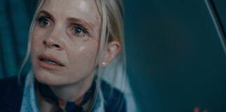 Kate Phillips in Hijack 1x07