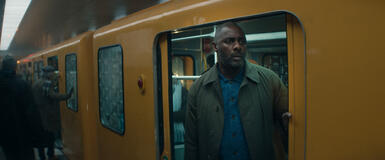 Idris Elba in Hijack 2x01