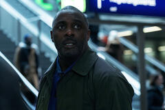 Idris Elba in Hijack 2x01
