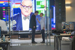 Harry Lawtey, Ken Leung in Industry 3x01