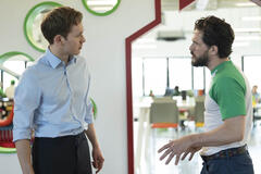 Harry Lawtey, Kit Harington in Industry 3x02