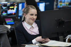 Miriam Petche in Industry 3x02