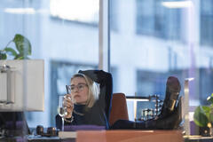 Sarah Goldberg in Industry 3x02