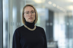 Sarah Goldberg in Industry 3x02