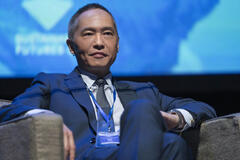 Ken Leung in Industry 3x03