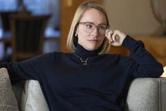 Sarah Goldberg in Industry 3x03