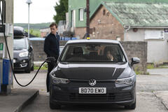 Harry Lawtey, Marisa Abela in Industry 3x08