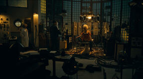 (S-D) Annette Bening come Dr. Euphronious, Christian Bale come Frank e Jessie Buckley come La Sposa in La Sposa!