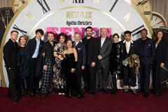 (S-D) Tim Preston, Dorothy Atkinson, Edward Bluemel, Hughie O'Donnell, Helena Bonham Carter, Mia Mckenna-Bruce, Martin Freeman, Corey Mylchreest, Alex Macqueen, Liz White, Nabhaan Rizwan, Nyasha Hatendi ed Ella Rae Smith partecipano alla première britannica di 'Agatha Christie's Seven Dials' di Netflix al May Fair Hotel il 13 gennaio 2026 a Londra, Inghilterra