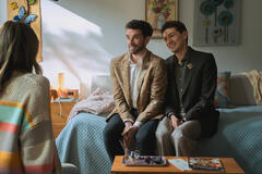 Michael Urie e Devin Kawaoka in Shrinking 3x01