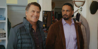 Ted McGinley e Damon Wayans Jr. in Shrinking 3x01