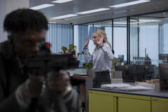 Yorkshire (Charles Mnene) e Zara (Sophie Turner) in STEAL