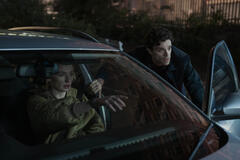 Zara (Sophie Turner) e DCI Rhys (Jacob Fortune-Lloyd) in STEAL