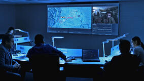 Menashe Noy e Liraz Charhi in Tehran 1x07