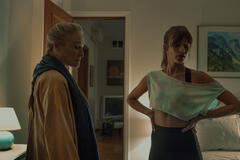 Glenn Close e Niv Sultan in Tehran 2x02