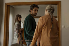 Niv Sultan, Shervin Alenabi e Glenn Close in Tehran 2x04