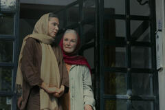 Shila Ommi e Glenn Close in Tehran 2x04