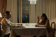 Shaun Toub e Shila Ommi in Tehran 2x06