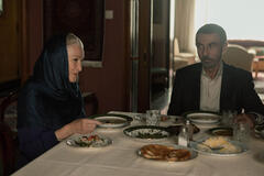 Glenn Close e Shaun Toub in Tehran 2x06