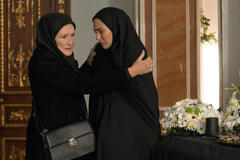 Glenn Close e Shila Ommi in Tehran 2x08