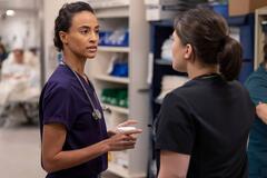 Alexandra Metz, Isa Briones in The Pitt 1x11