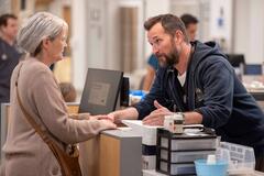 Joanna Going, Noah Wyle in The Pitt 1x11