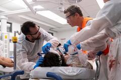 Noah Wyle, Shawn Hatosy in The Pitt 1x12