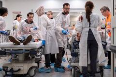 Taylor Dearden, Noah Wyle, Shawn Hatosy in The Pitt 1x12