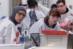 Amielynn Abellera, Fiona Dourif in The Pitt 1x13