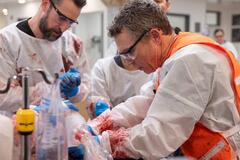 Noah Wyle, Shawn Hatosy in The Pitt 1x13