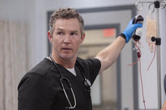 Shawn Hatosy in The Pitt 1x15