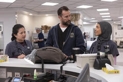 Kristin Villanueva, Noah Wyle, Amielynn Abellera in The Pitt 1x01