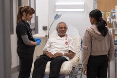 Fiona Dourif, Robert Miano, Shabana Azeez in The Pitt 1x02