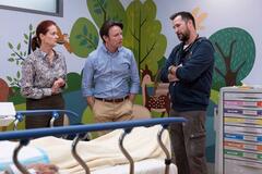 Mackenzie Astin, Rebecca Tilney, Noah Wyle in The Pitt 1x04