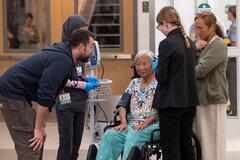 Noah Wyle, Shu Lan Noma, Kayla Blake, Taylor Dearden in The Pitt 1x05