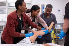 Tracy Ifeachor, Shabana Azeez in The Pitt 1x06