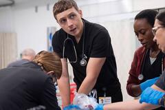 Gerran Howell, Tracy Ifeachor in The Pitt 1x08