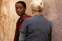 Tracy Ifeachor, Katherine LaNasa in The Pitt 1x09