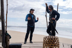 Il regista Frank E. Flowers (sx) e Karl Urban sul set di The Bluff