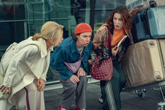 Sinead Keenan come Robyn, Caoilfhionn Dunne come Dara, Roisin Gallagher come Saoirse in Da Belfast al paradiso 1x05
