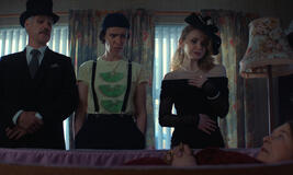 Liam Hourican come The Undertaker, Caoilfhionn Dunne come Dara Friel e Jenn Murray come Jamie in Da Belfast al paradiso - Stagione 1