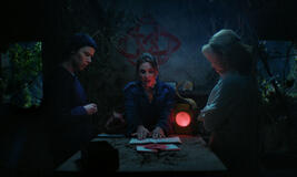 Roisin Gallagher come Saoirse Shaw, Caoilfhionn Dunne come Dara Friel e Sinead Keenan come Robyn Winters in Da Belfast al paradiso - Stagione 1