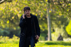 Charlie Heaton in Industry 4x04